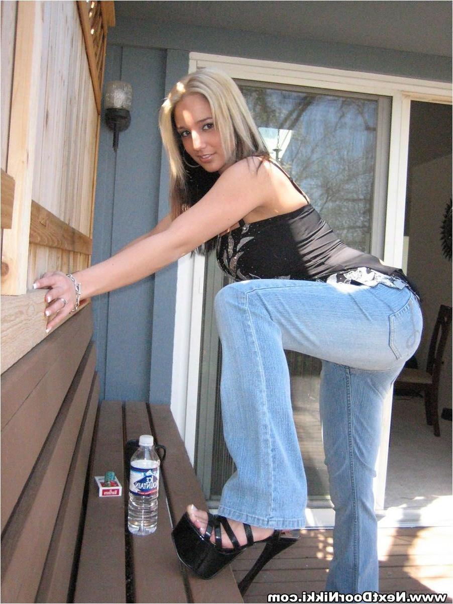 15P Nikki does a hot tease outside