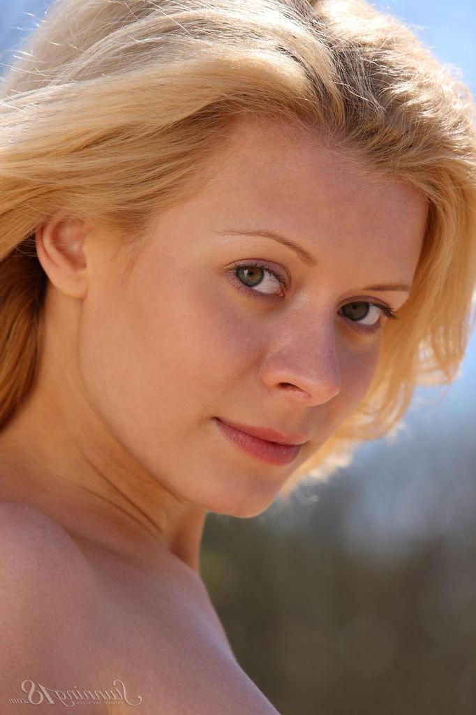 16P Blonde girl Oliwia A gets naked for you on the beach