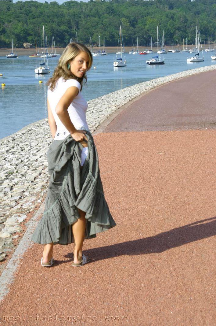 20P Pictures of teen girl Only Melanie flashing her tits on the beach