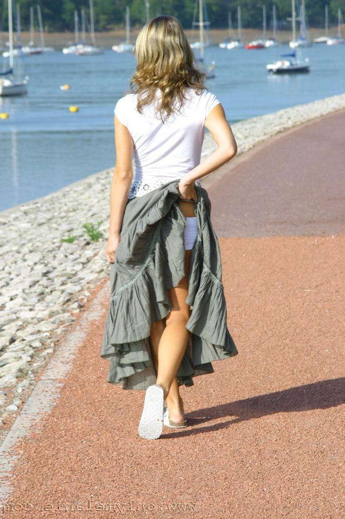 20P Pictures of teen girl Only Melanie flashing her tits on the beach