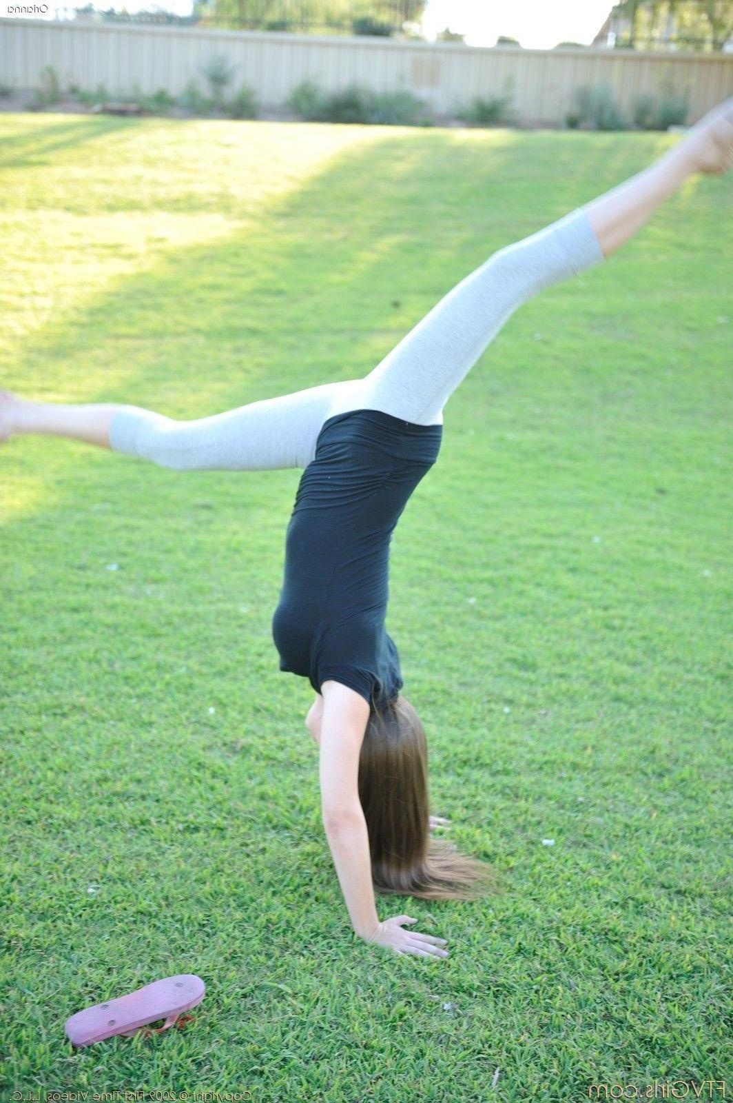 15P Pictures of FTV girl Orianna getting nude in a public park