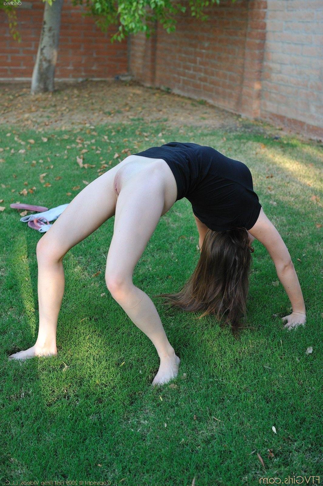 15P Pictures of FTV girl Orianna getting nude in a public park