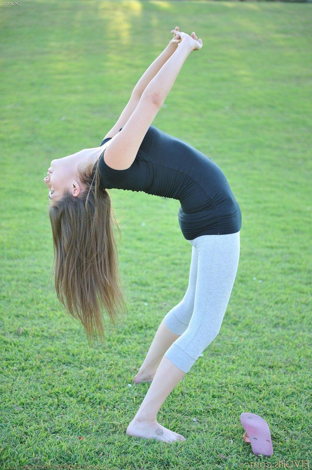 15P Pictures of FTV girl Orianna getting nude in a public park