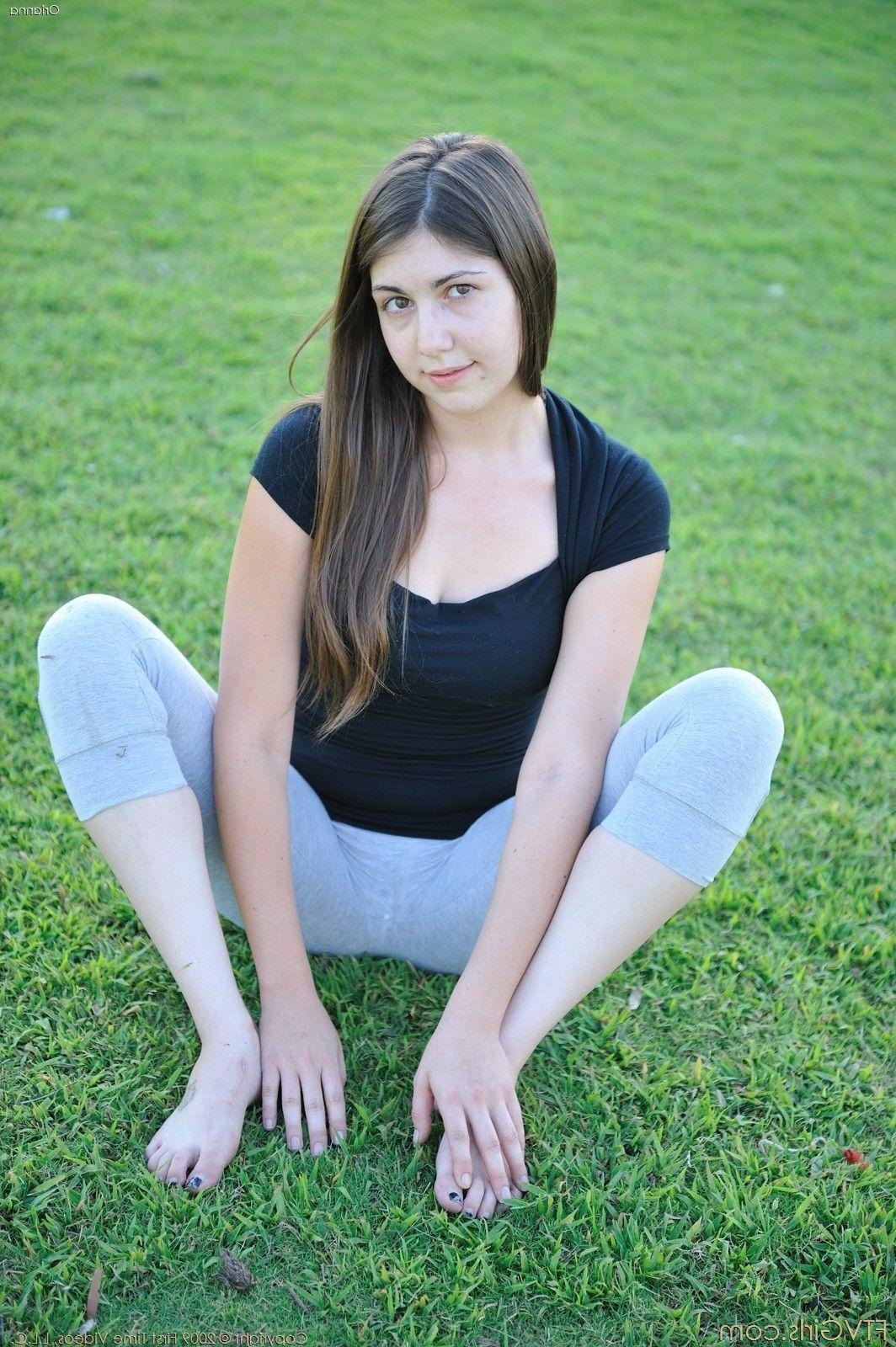 15P Pictures of FTV girl Orianna getting nude in a public park
