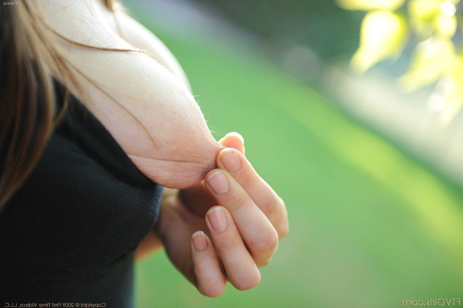15P Pictures of FTV girl Orianna getting nude in a public park