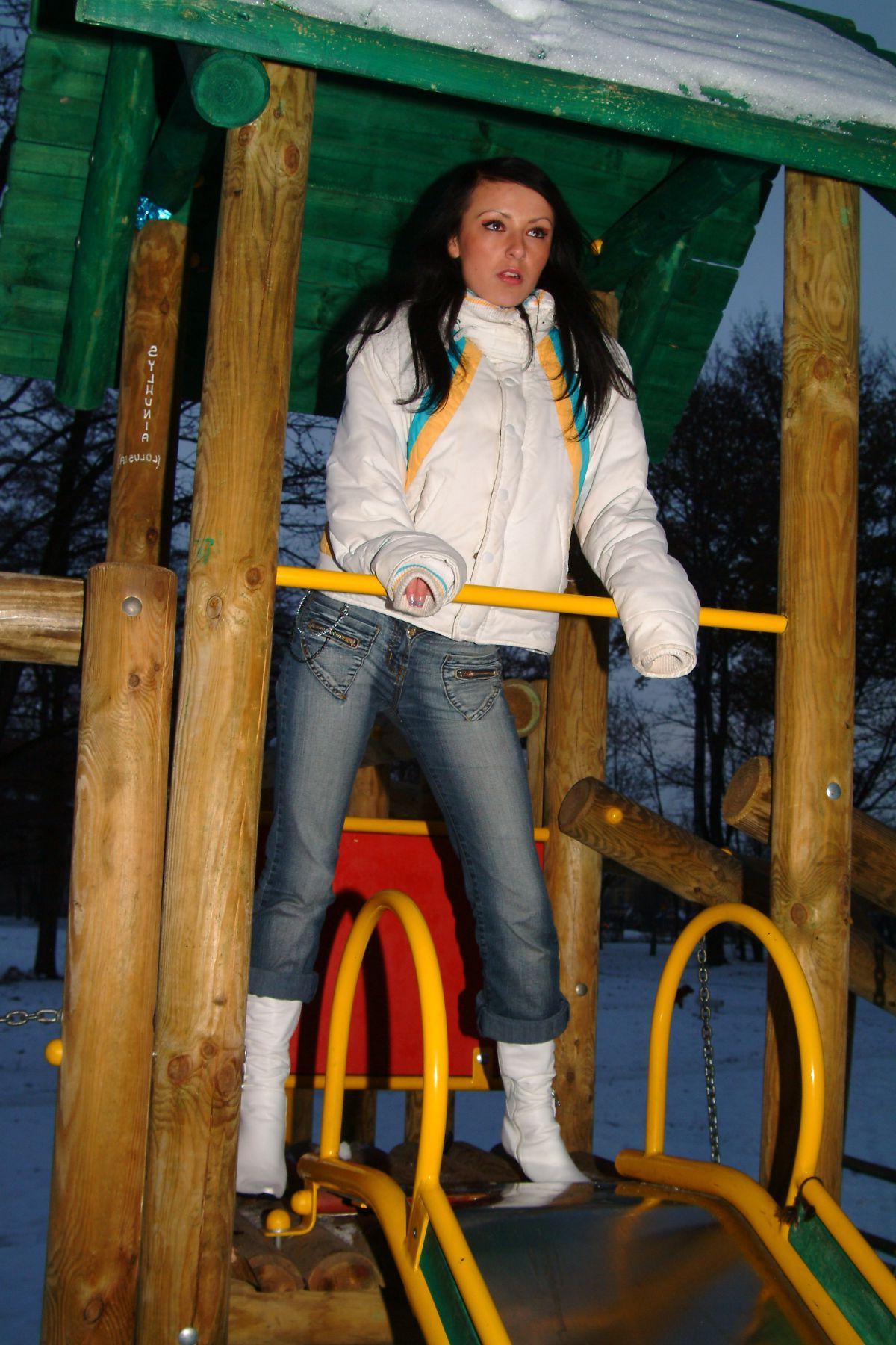 15P Pictures of teen Playful Jessica flashing outside in the cold