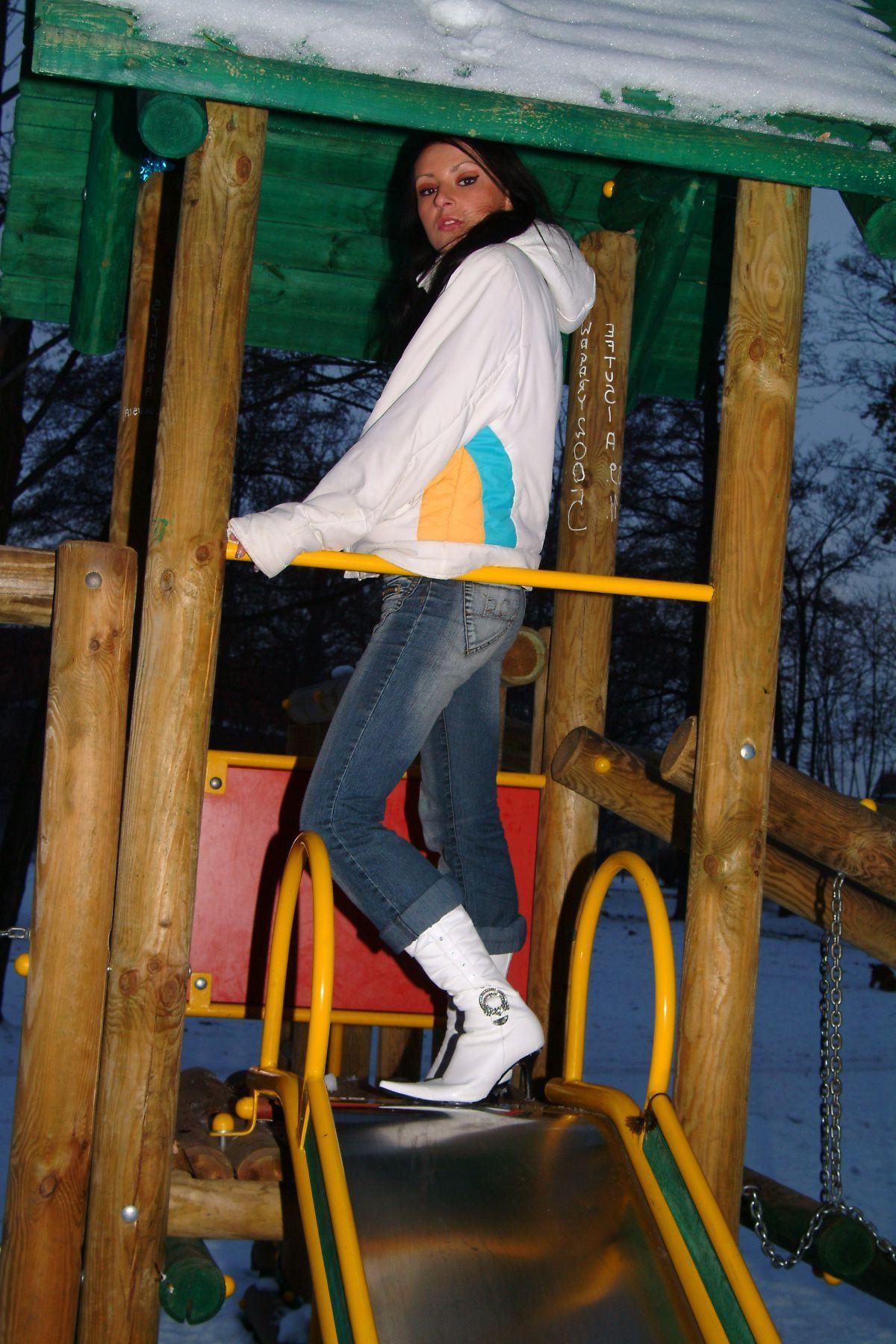 15P Pictures of teen Playful Jessica flashing outside in the cold
