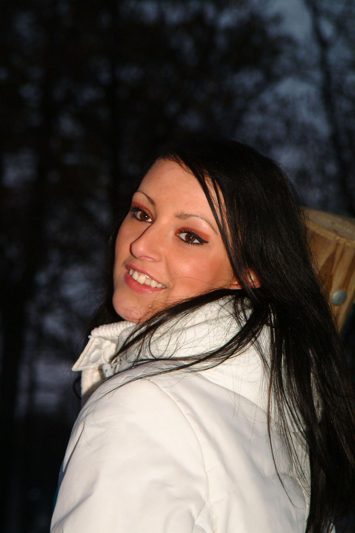 15P Pictures of teen Playful Jessica flashing outside in the cold