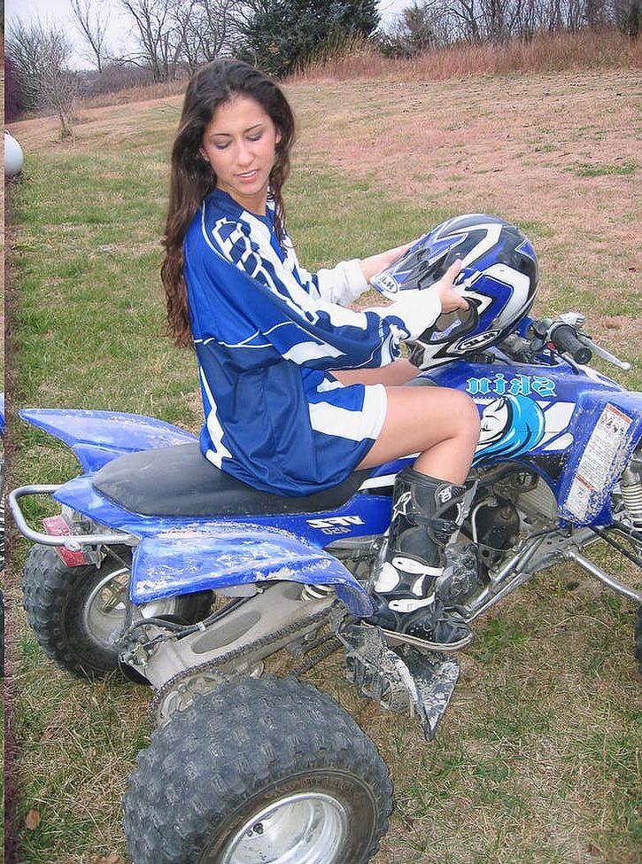 15P Pictures of teen girl Pretty Marie flashing her titties for you