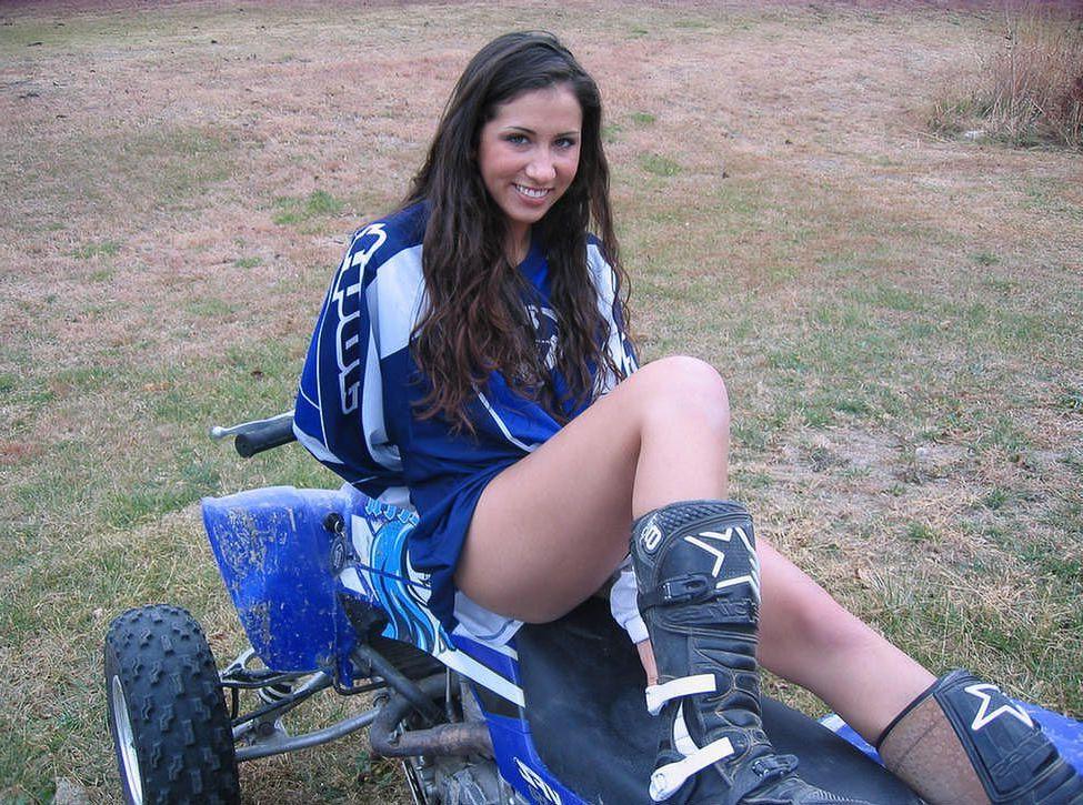 15P Pictures of teen girl Pretty Marie flashing her titties for you
