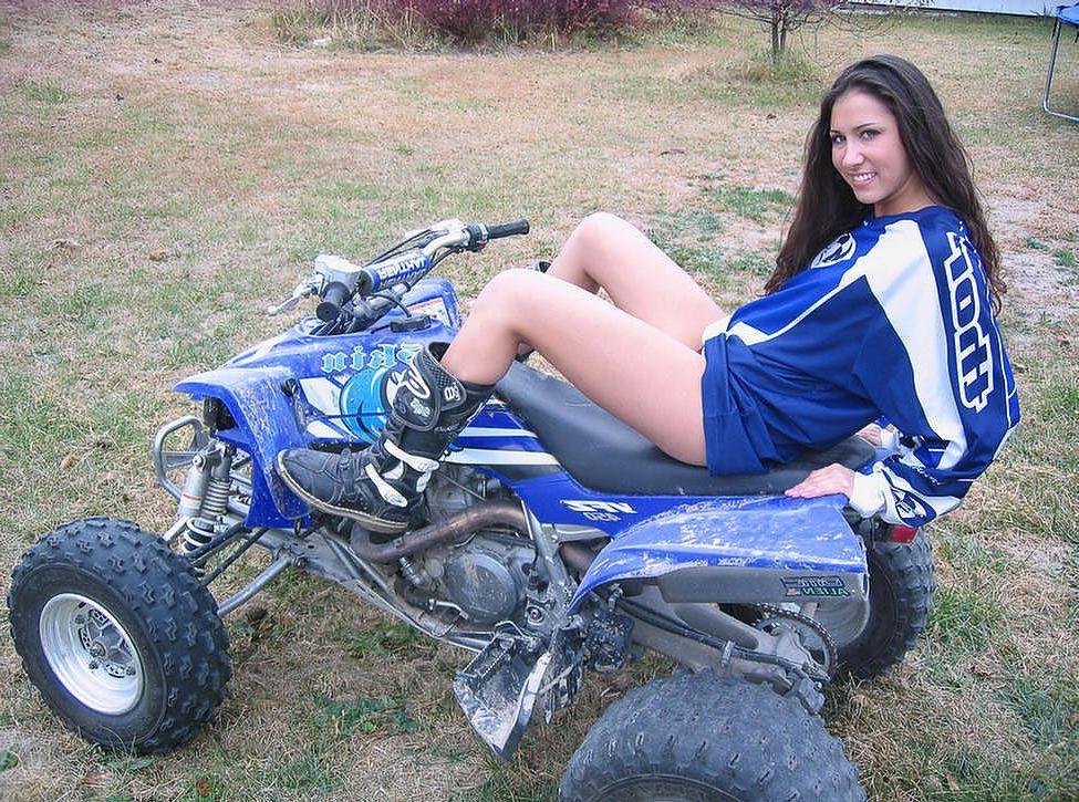 15P Pictures of teen girl Pretty Marie flashing her titties for you