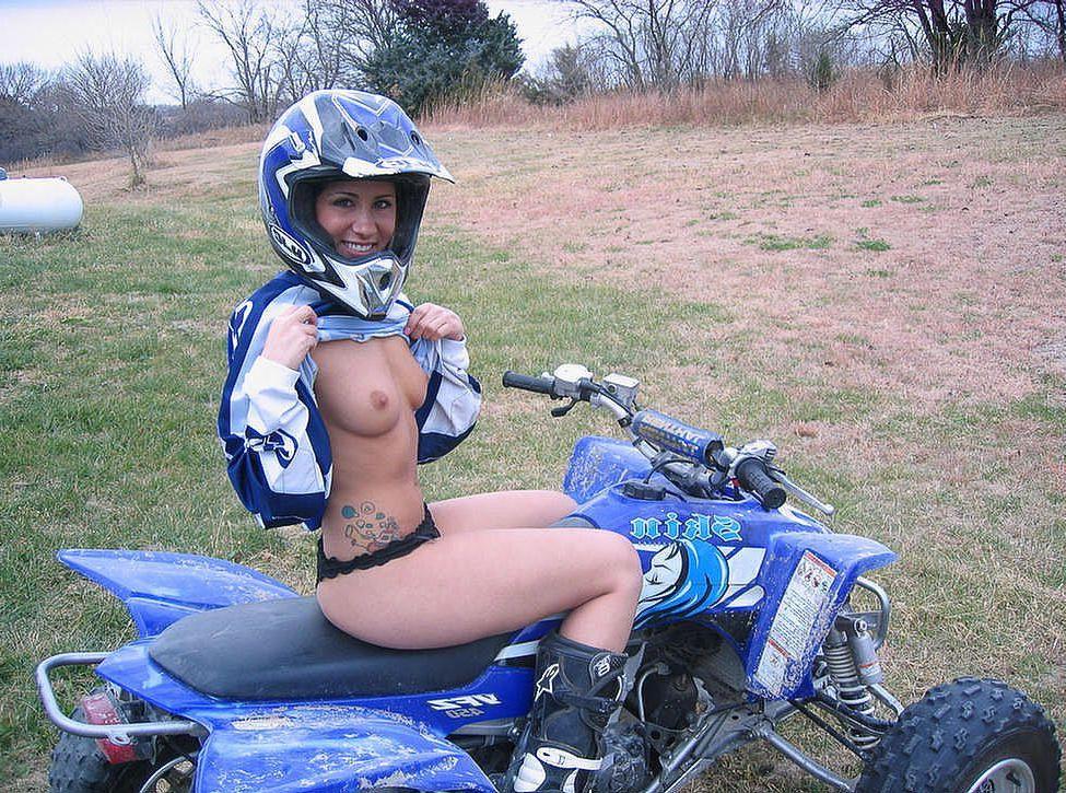 15P Pictures of teen girl Pretty Marie flashing her titties for you