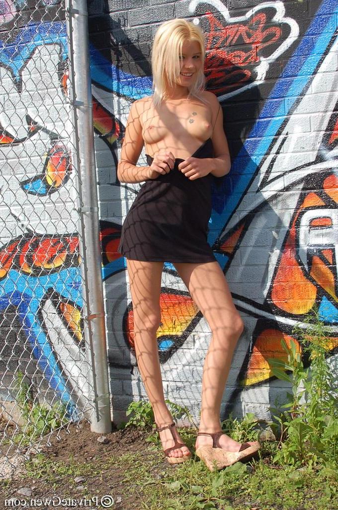 16P Pictures of teen Private Gwen flashing her privates outside