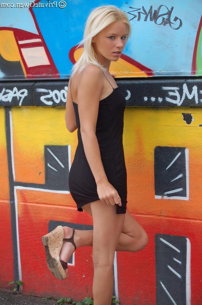 16P Pictures of teen Private Gwen flashing her privates outside