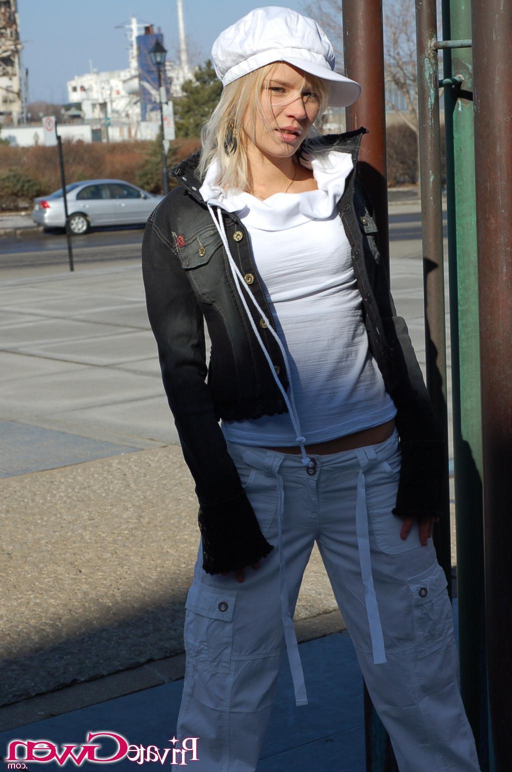 16P Pictures of teen hottie Private Gwen flashing her pussy outside