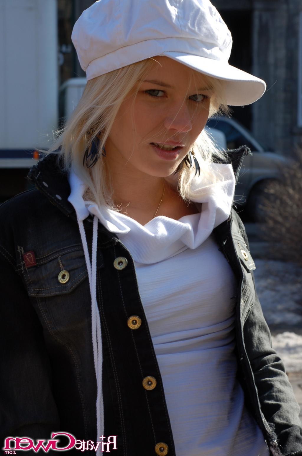 16P Pictures of teen hottie Private Gwen flashing her pussy outside