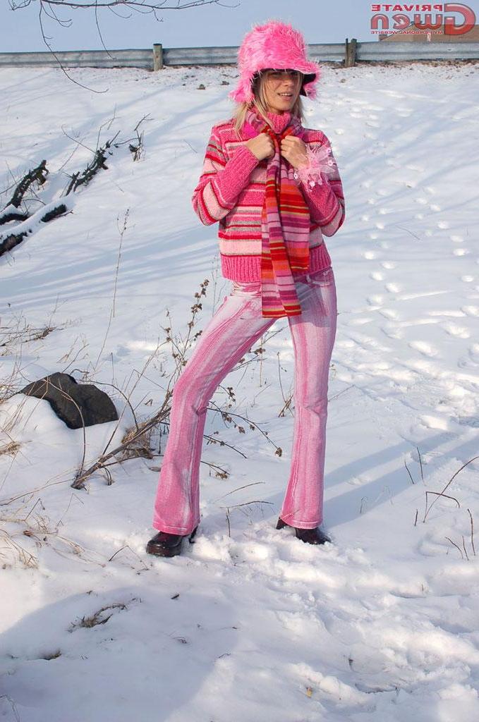 15P Pictures of Private Gwen flashing in the snow