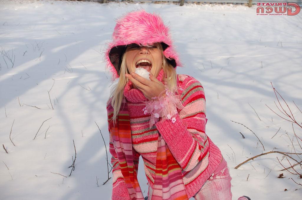 15P Pictures of Private Gwen flashing in the snow