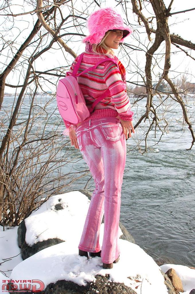 15P Pictures of Private Gwen flashing in the snow