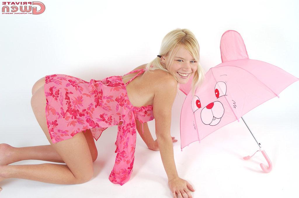 15P Pictures of Private Gwen flashing in the studio