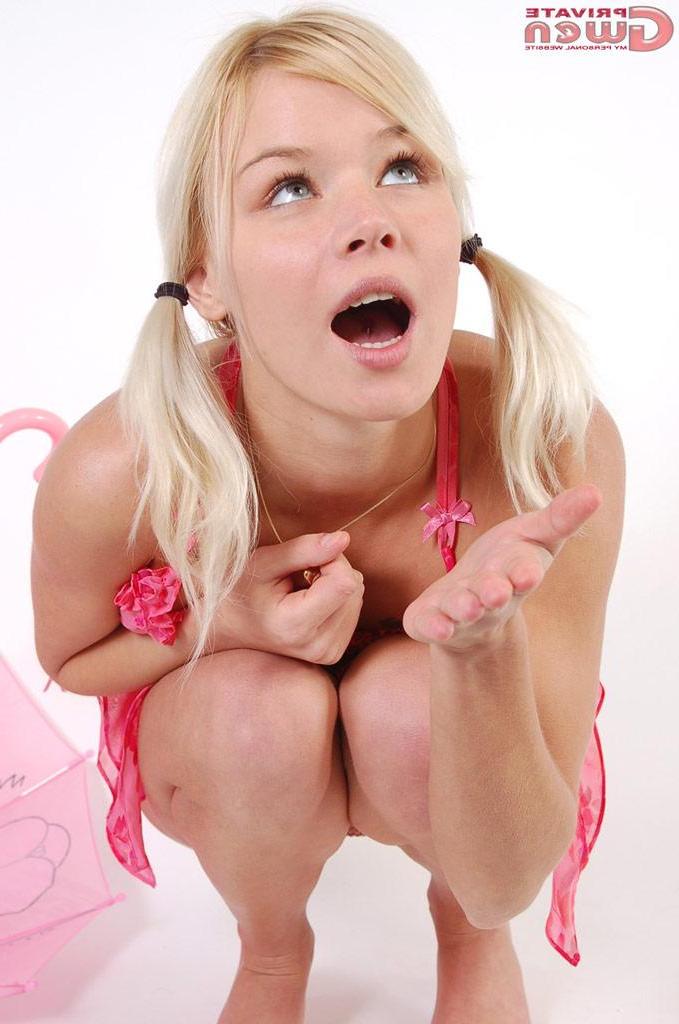 15P Pictures of Private Gwen flashing in the studio