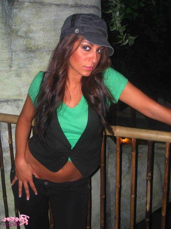 20P Pictures of teen nympho Raven Riley getting naked and horny