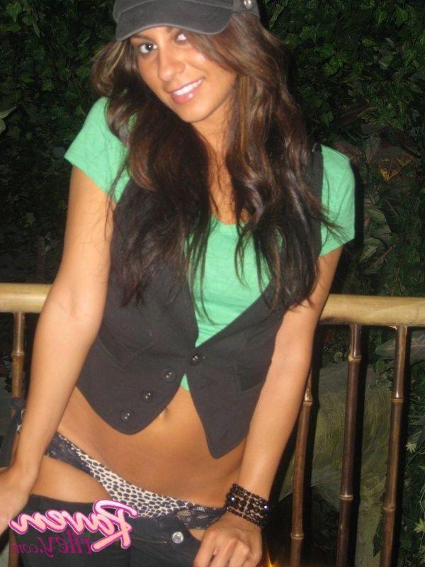20P Pictures of teen nympho Raven Riley getting naked and horny
