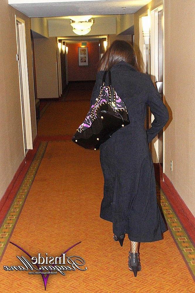 15P Pictures of teen amateur Reagan Manx showing off her hot legs