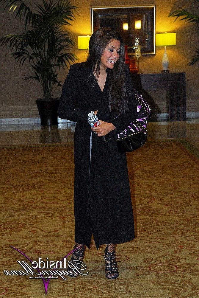 15P Pictures of teen amateur Reagan Manx showing off her hot legs