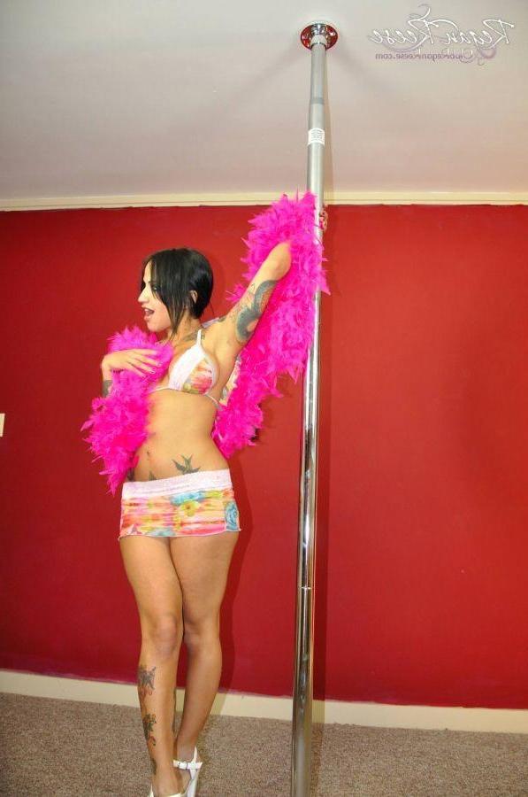 15P Pictures of teen nympho Regan Reese working the stripper pole