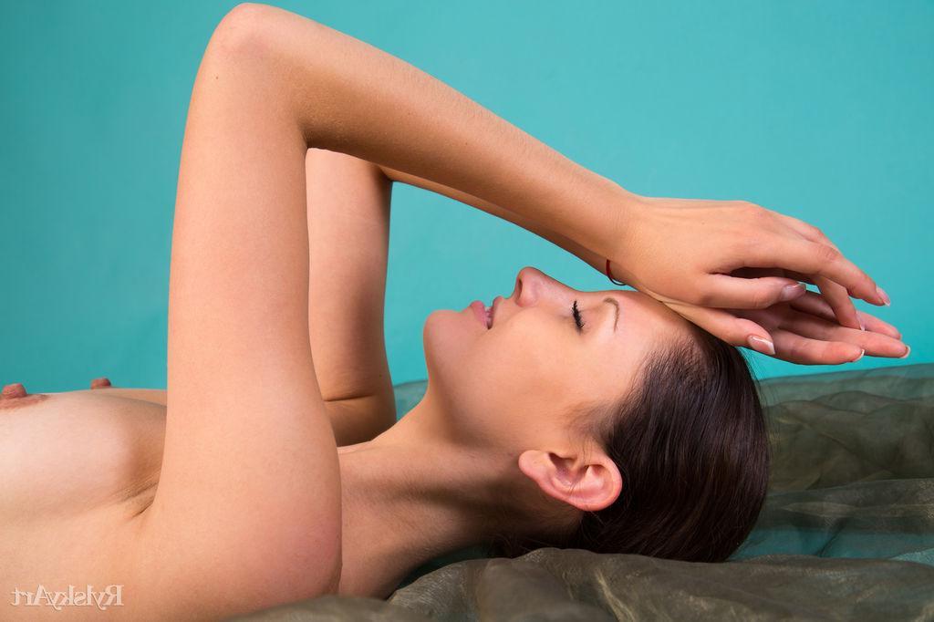 16P Brunette coed Sade Mare flaunts her tight nude body in "Ceruleo"