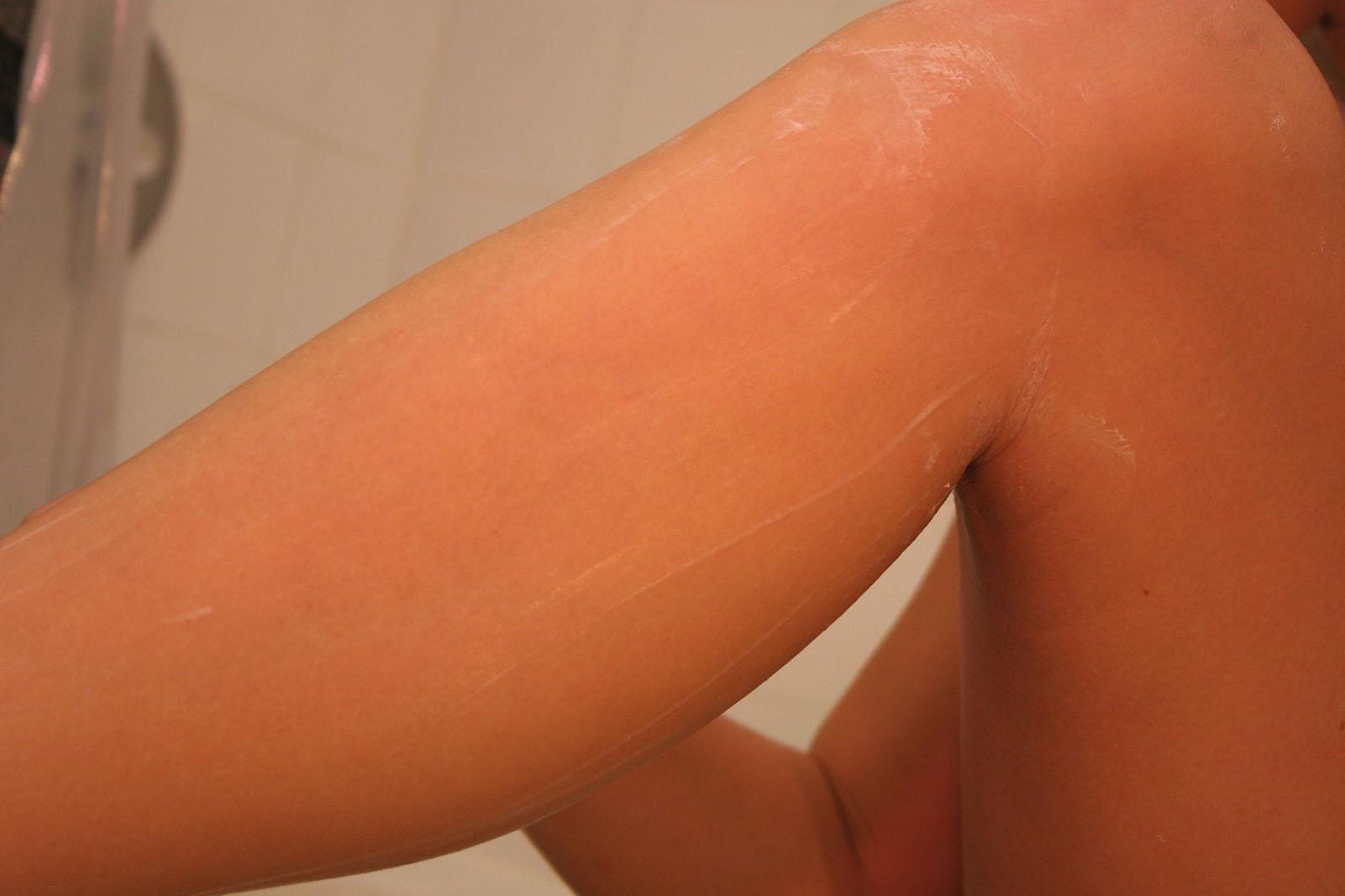 20P Pictures of Samantha Gauge shaving her legs