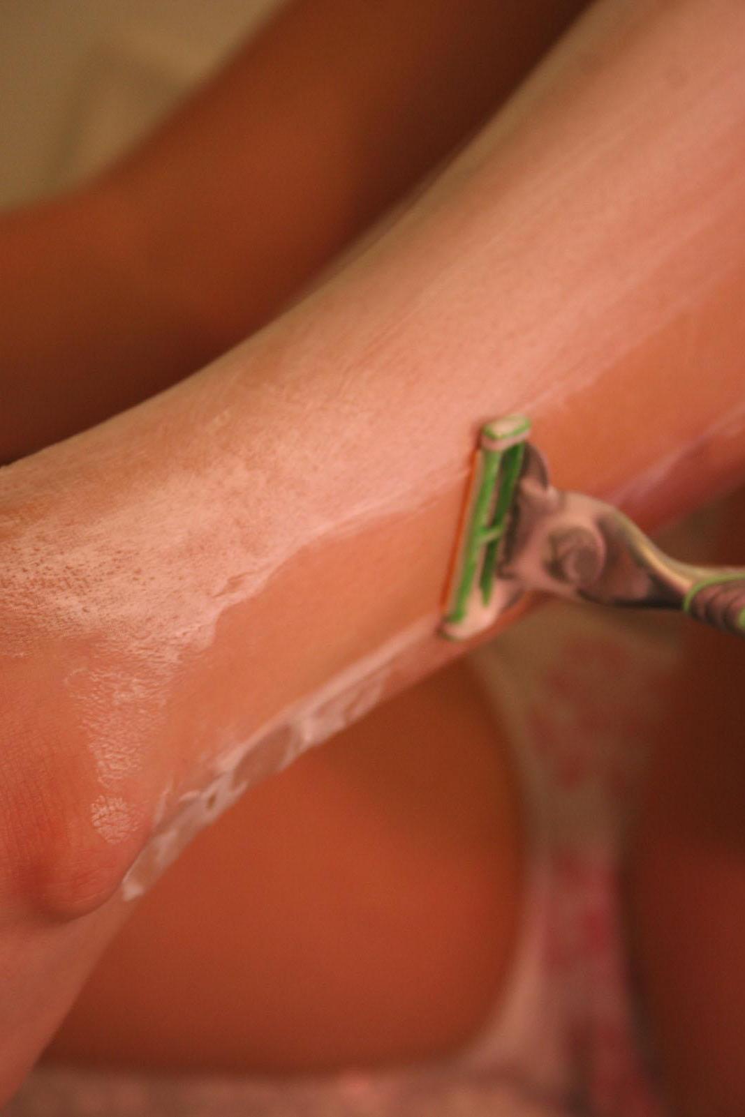 20P Pictures of Samantha Gauge shaving her legs