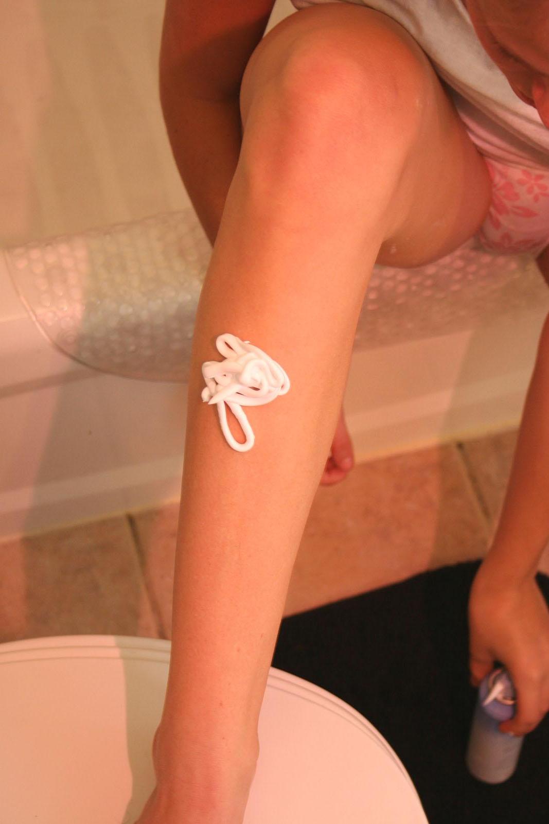 20P Pictures of Samantha Gauge shaving her legs