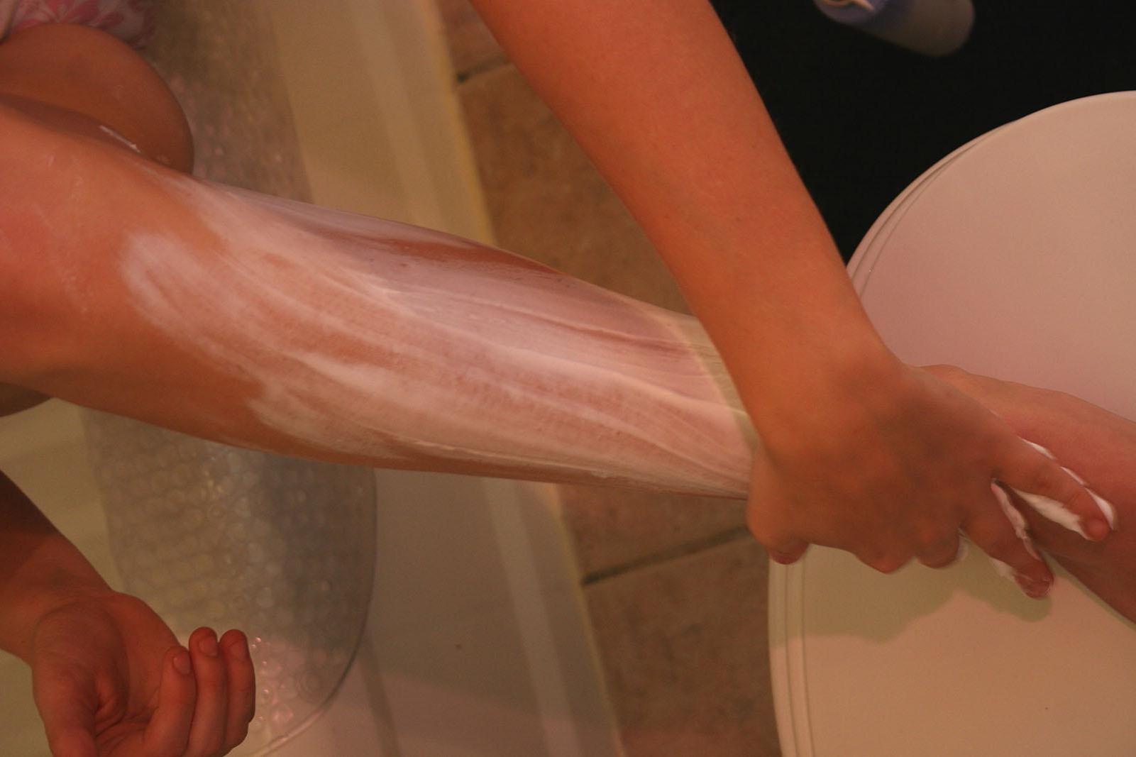 20P Pictures of Samantha Gauge shaving her legs