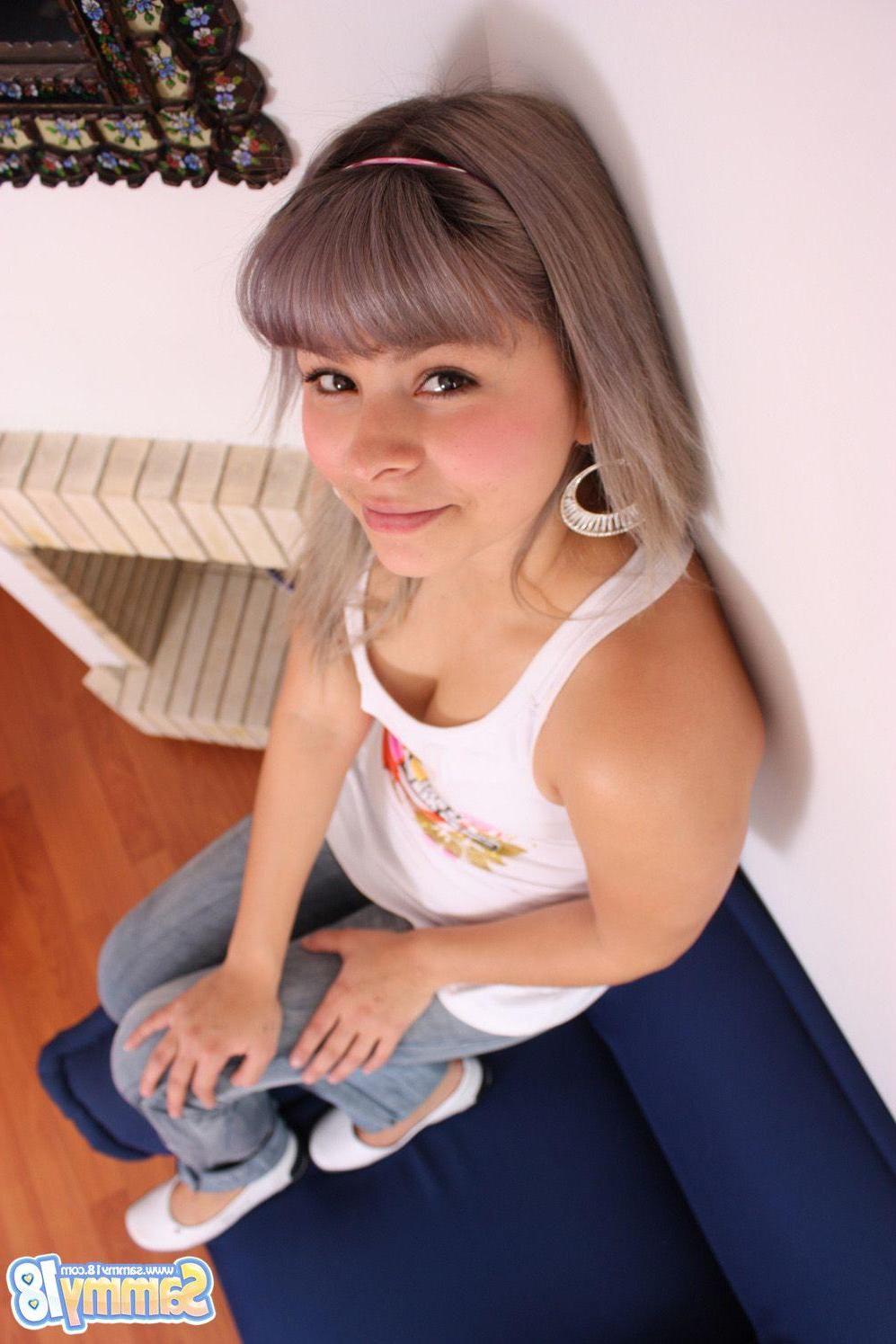 12P Pictures of teen nympho Sammy 18 showing her titties