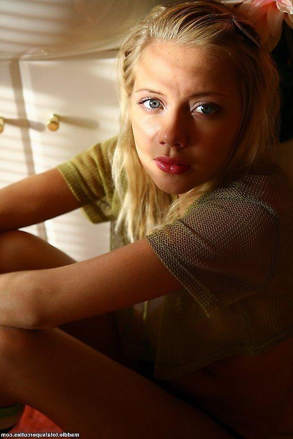 20P Pictures of teen hottie Maddie teasing in socks and flashing