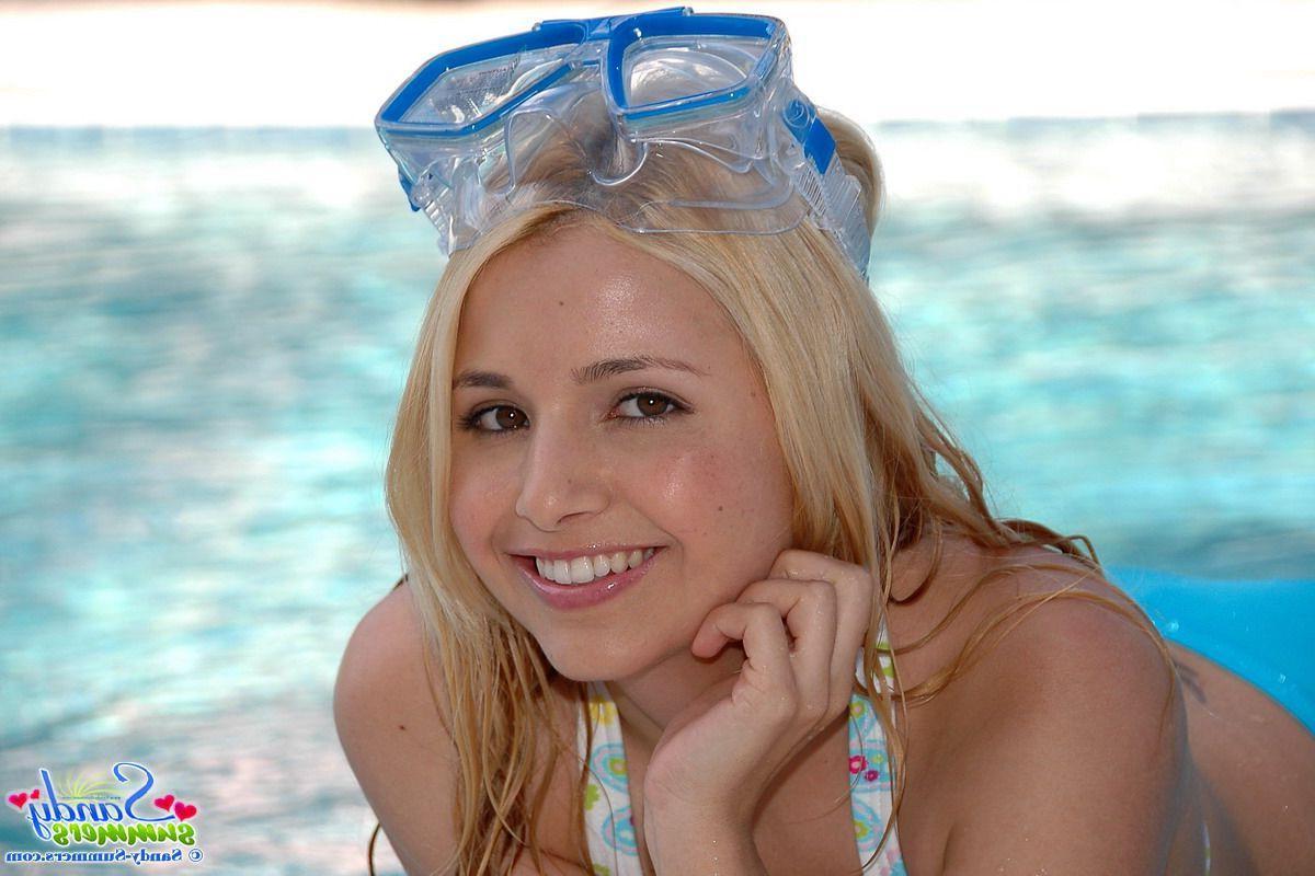 20P Pictures of teen nympho Sandy Summers getting all wet for you
