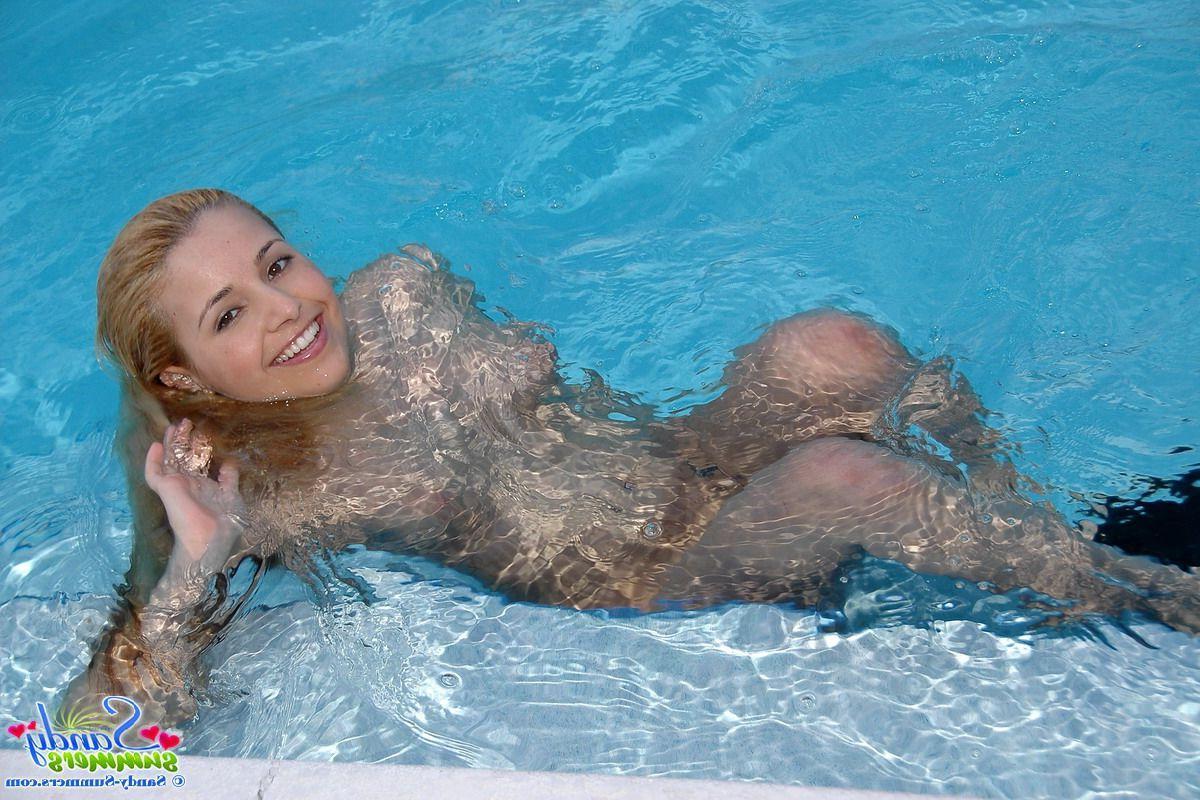 20P Pictures of teen nympho Sandy Summers getting all wet for you