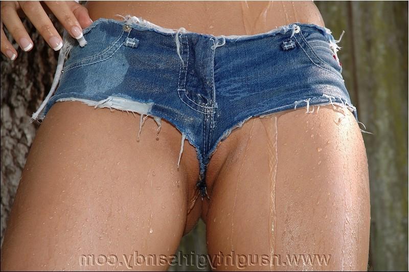 15P Pictures of Naughty Girl Sandy getting herself all wet