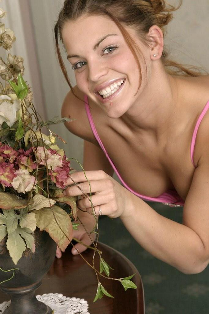 16P Pictures of Sara Sexton spreading her legs