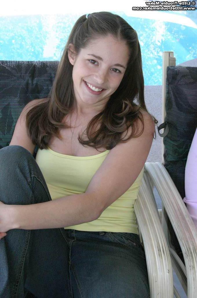 20P Pictures of Little Troublemaker and Tawnee Stone flashing outside