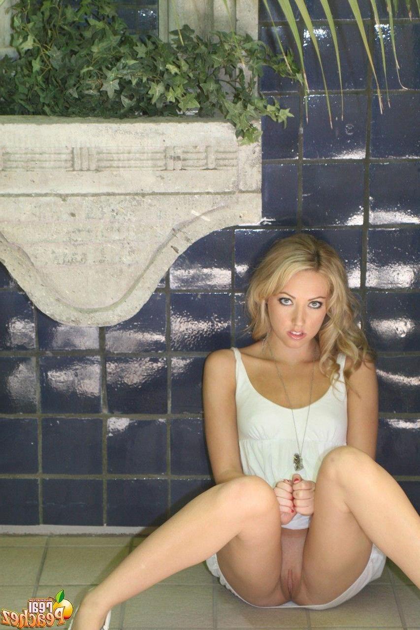 15P Pictures of Sarah Peachez flashing her tits and pussy