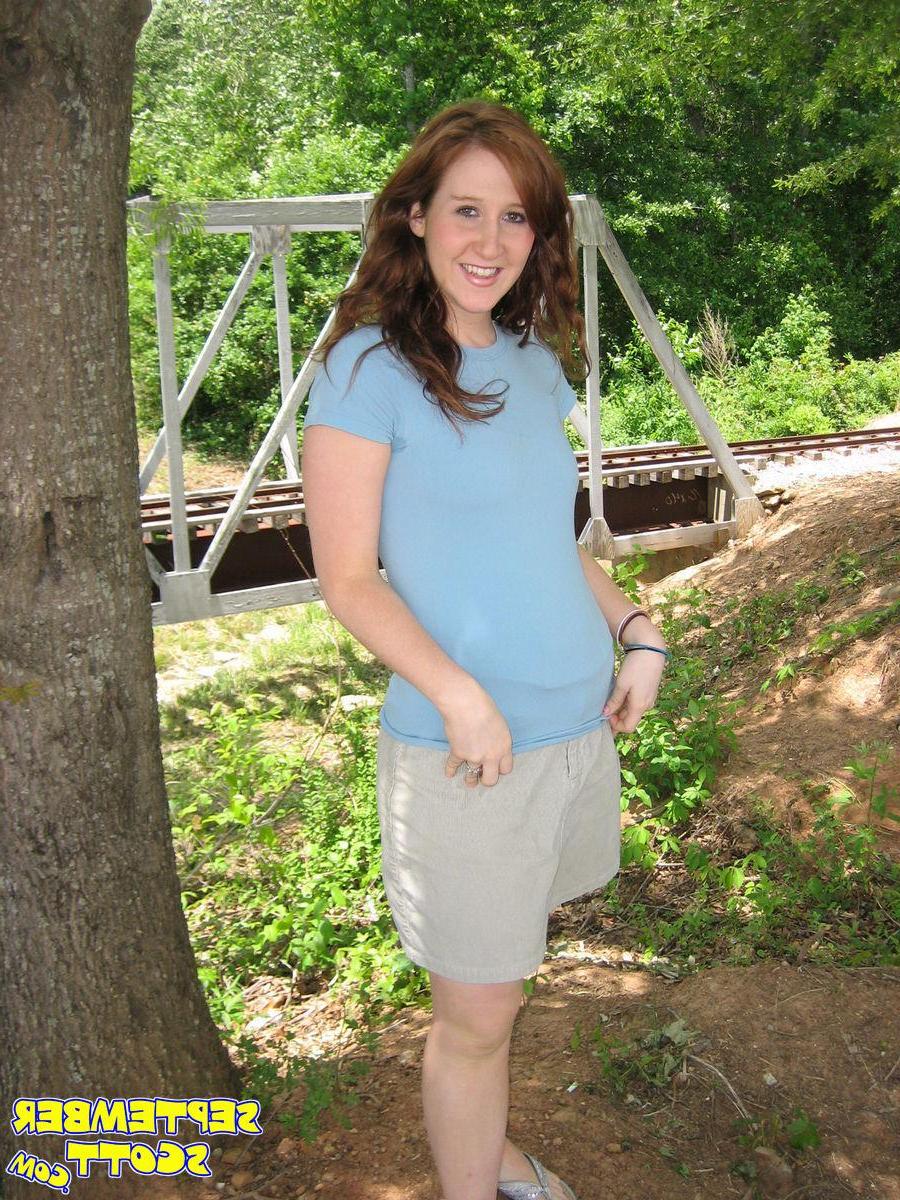 16P Pictures of teen babe September Scott flashing outside