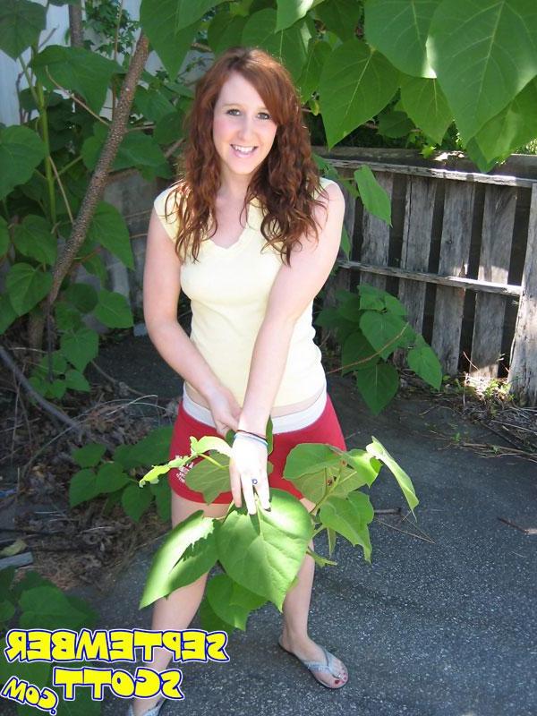 20P Pictures of teen slut September Scott flashing outside