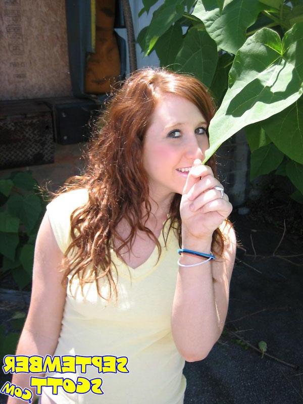 20P Pictures of teen slut September Scott flashing outside