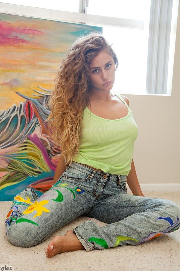 8P Artsy girl Serina Cardoni shows you her sexy body at home