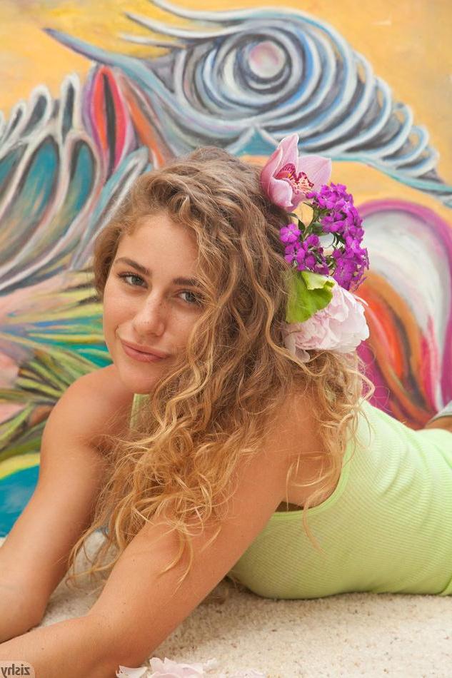 8P Artsy girl Serina Cardoni shows you her sexy body at home