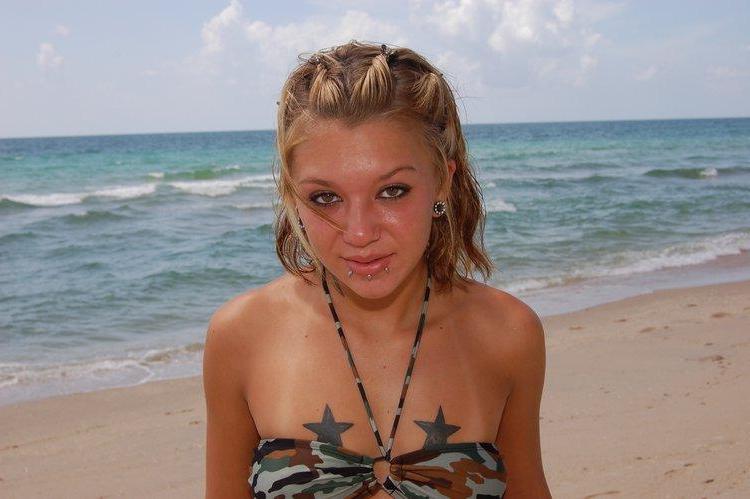 20P Pictures of Sexy Lette flashing on the beach
