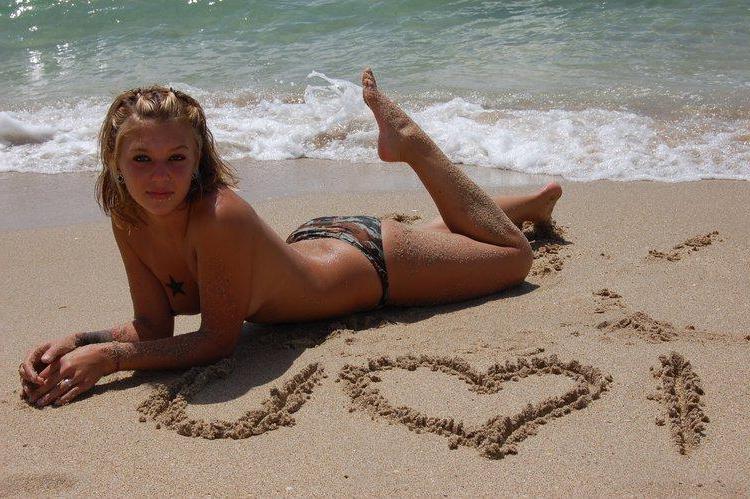 20P Pictures of Sexy Lette flashing on the beach